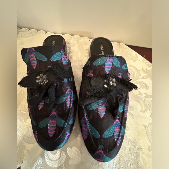 Nine West shoes with bee pattern and ruffled bows with bling. - Picture 2 of 5